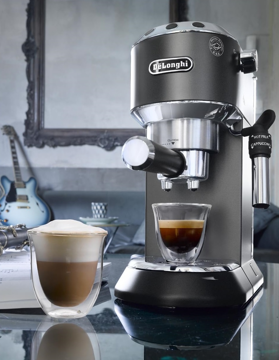 De'Longhi Dedica - Cafetera de Bomba de Acero Inoxidable para Café Molido o Monodosis modelo bodegon maquinacafeteraespresso.com